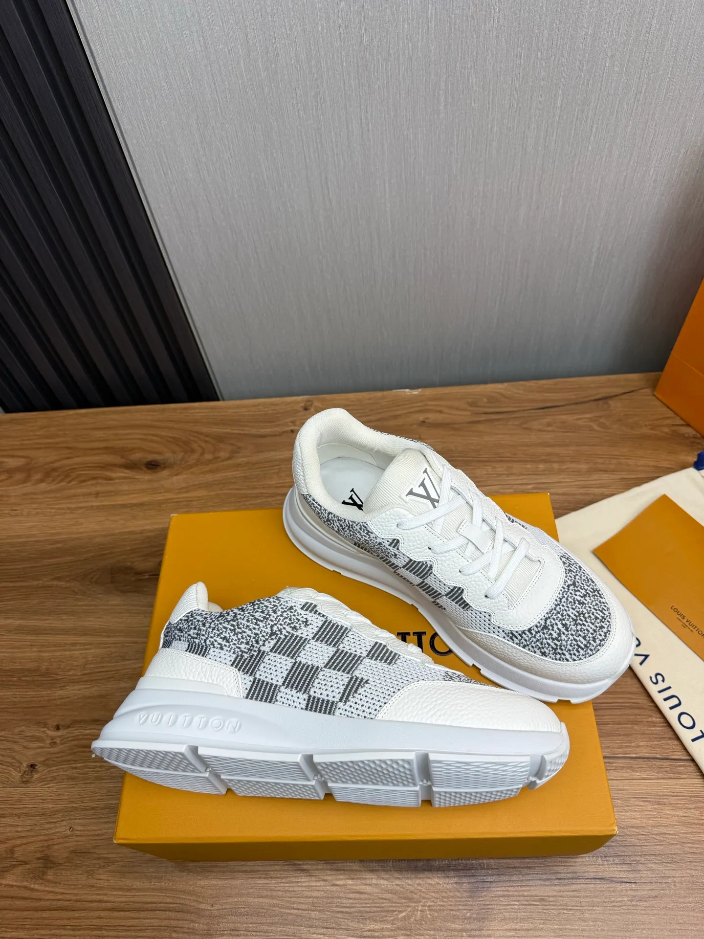 Men's shoes 💰640💰 LOUIS VUITTON [Luden Yiwei] The new trendy Lv is on the market 🎁, casual and fashionable men's shoes 👟 The upper is made of high-count and high-density fly weave + cowhide mesh lining, the original wear-resistant rubber outsole, the version is simple and elegant, exclusive for trendy men. 38-45 (45 is custom-made and cannot be returned or exchanged)